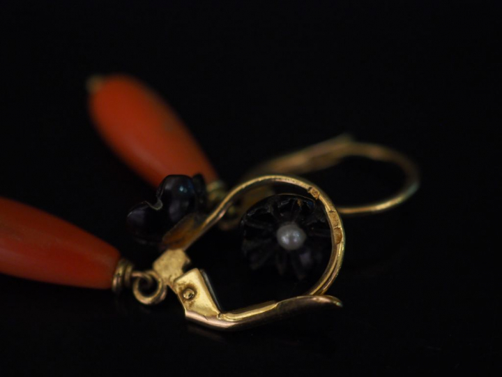 Paire de perce-oreilles en or jaune et corail en forme de goutte surmo