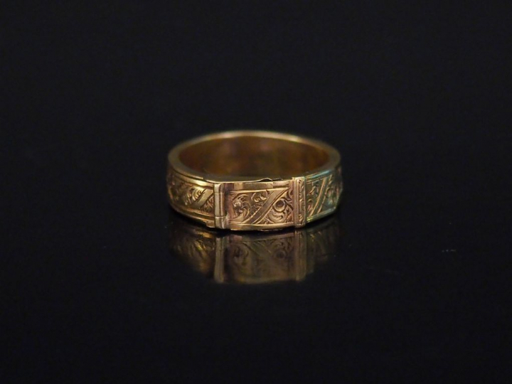 Bague Napoléon III "à souvenir" en or jaune, en forme de boucle de cei