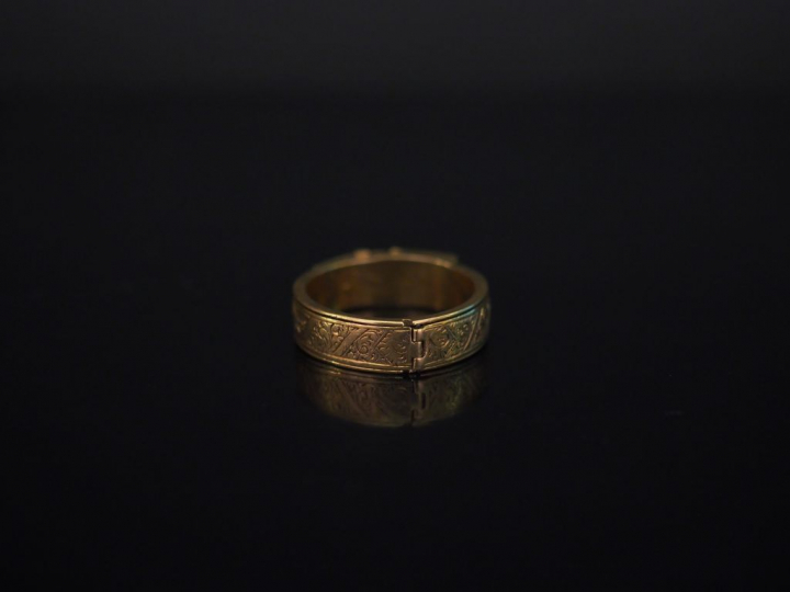Bague Napoléon III "à souvenir" en or jaune, en forme de boucle de cei