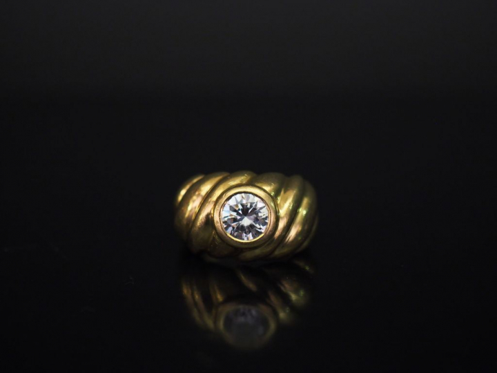 Bague en or jaune, à décor de côtes torses et sertie en son centre d'u