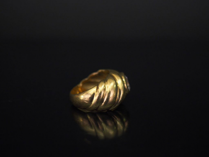 Bague en or jaune, à décor de côtes torses et sertie en son centre d'u