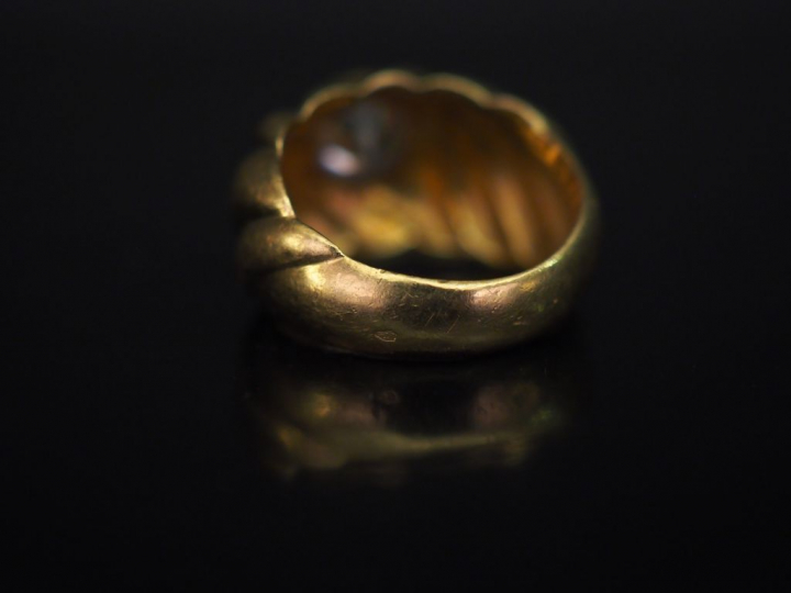 Bague en or jaune, à décor de côtes torses et sertie en son centre d'u