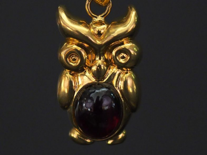 Pendentif en or jaune et pierre dure en cabochon, en forme de chouette