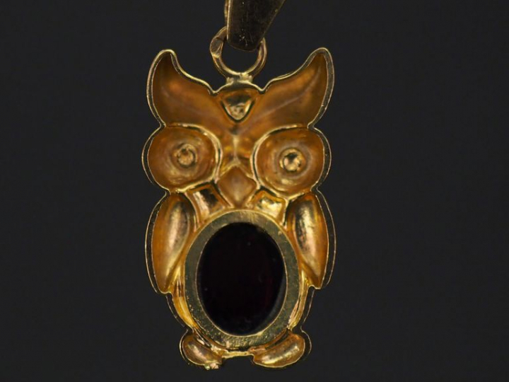 Pendentif en or jaune et pierre dure en cabochon, en forme de chouette