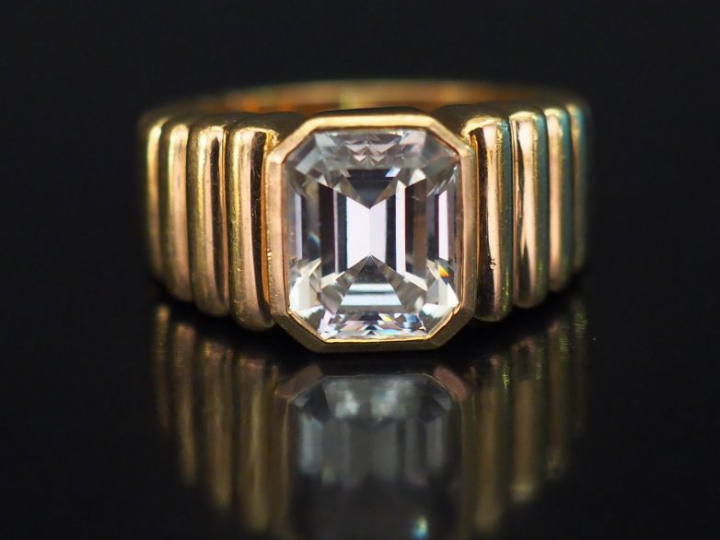 Bague jonc en or jaune, à décor de godrons en chute et sertie en son c