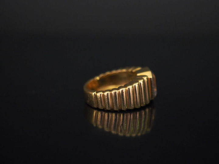 Bague jonc en or jaune, à décor de godrons en chute et sertie en son c