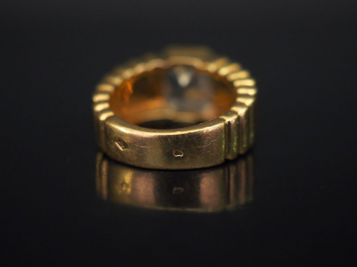 Bague jonc en or jaune, à décor de godrons en chute et sertie en son c