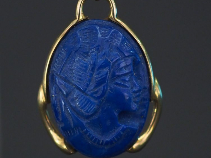 Pendentif en or jaune et lapis lazuli ou composition, figurant une jeu
