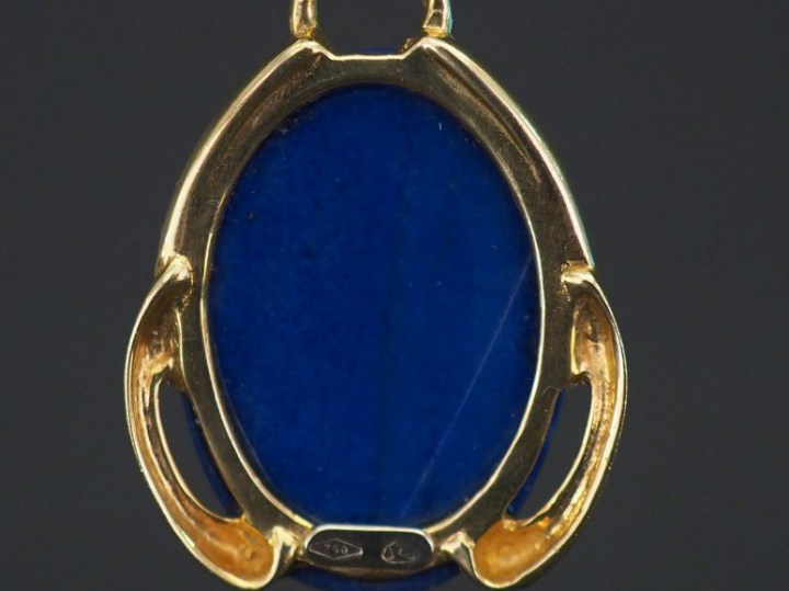 Pendentif en or jaune et lapis lazuli ou composition, figurant une jeu