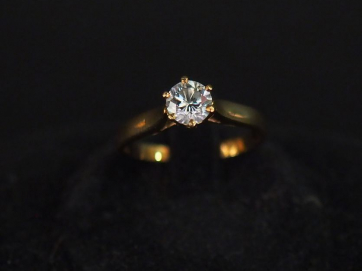 Bague solitaire en or jaune, sertie en son centre d'un diamant de 0,4 