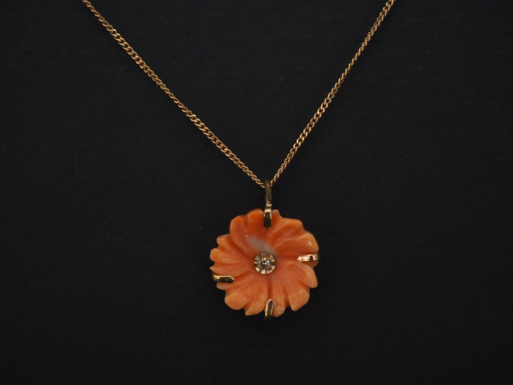 Chaine en or jaune, maille gourmett, et son pendentif en corail et or 