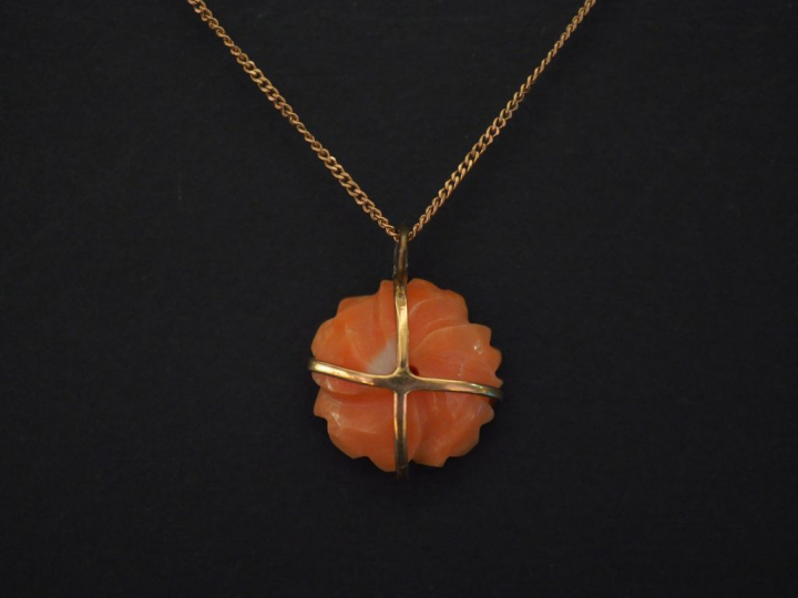 Chaine en or jaune, maille gourmett, et son pendentif en corail et or 