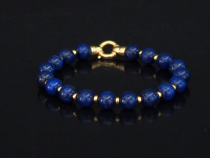 Bracelet souple en or jaune et perles de lapis lazuli. Long. 19 cm Poi
