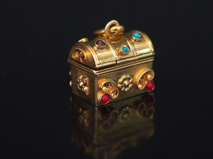 Pendentif en or jaune et pierres de couleur en cabohcon en forme de co