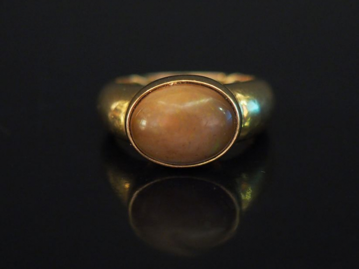 Bague jonc en or jaune, sertie en son centre d'une pierre dure en cabo