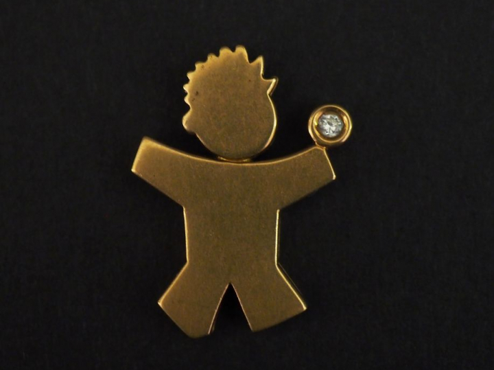 Pendentif en or jaune, en forme de bonhomme tenant dans sa main un pet