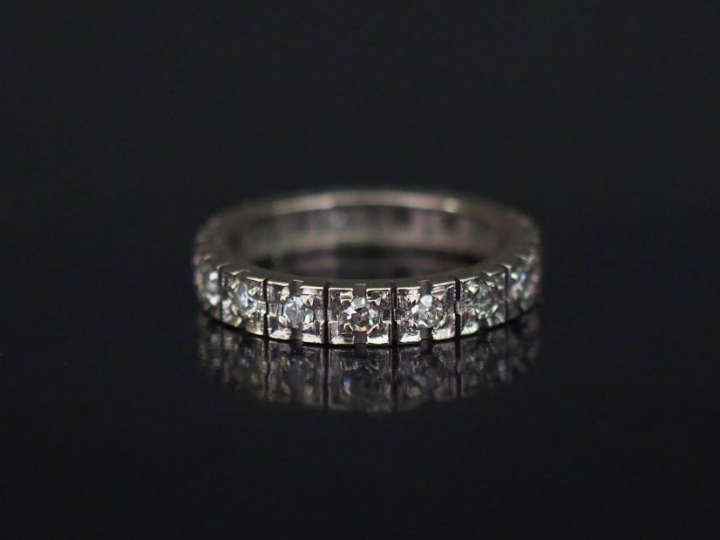 Alliance américaine en or blanc et diamants. TDD. 48  Poids tel. 2,41 