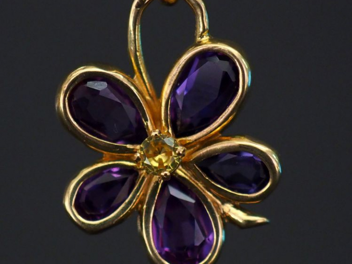 Pendentif en forme de fleur en or jaune, les pétales sertis d'améthyst