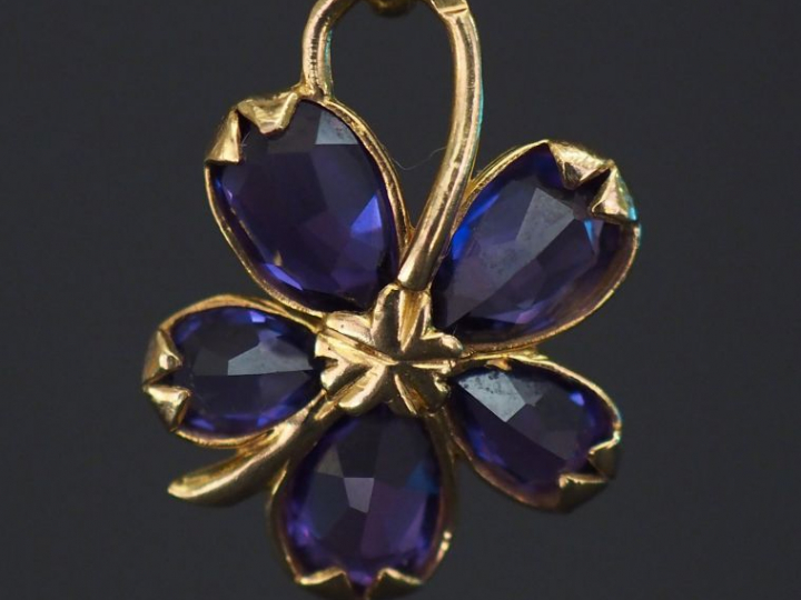 Pendentif en forme de fleur en or jaune, les pétales sertis d'améthyst