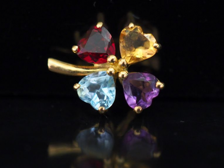 Pendentif en or jaune et pierres de couleur en forme de trèfle à quatr