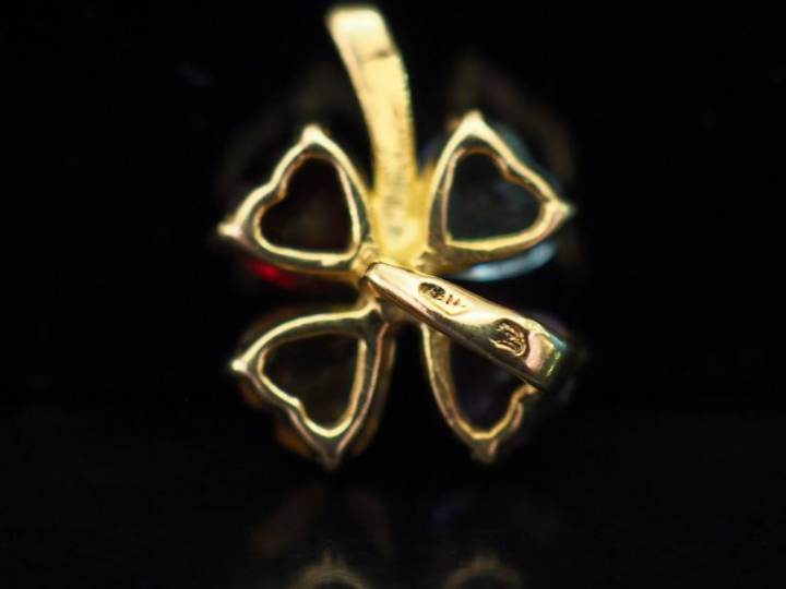 Pendentif en or jaune et pierres de couleur en forme de trèfle à quatr