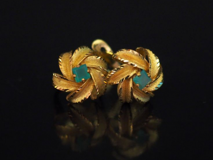 Paire de perce-oreilles en or jaune, en forme de fleur, sertis en leur