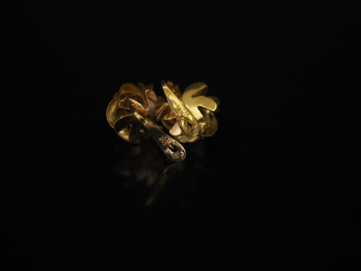 Paire de perce-oreilles en or jaune, en forme de fleur, sertis en leur