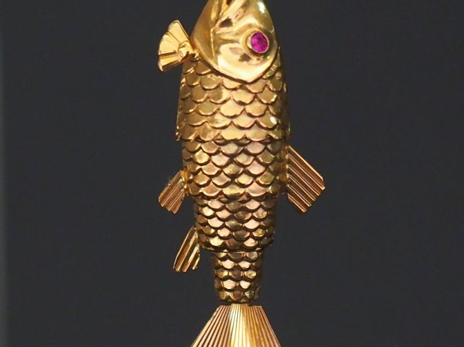 Pendentif articulé en or jaune, en forme de poisson. Les yeux sertis d