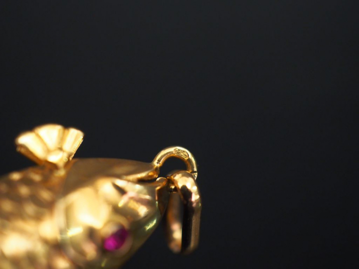 Pendentif articulé en or jaune, en forme de poisson. Les yeux sertis d