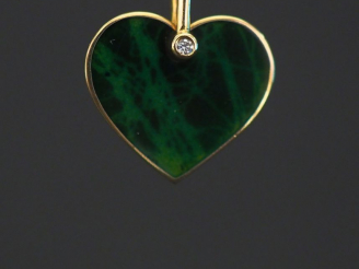 Vente aux enchères Pendentif en or jaune et pierre dure ou malachite en forme de cœur, se
