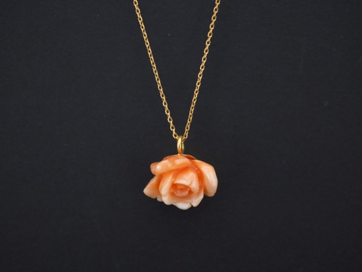 Chaine en or jaune, maille forçat, et son pendentif en corail et or ja