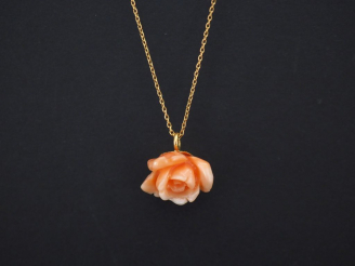 Vente aux enchères Chaine en or jaune, maille forçat, et son pendentif en corail et or ja