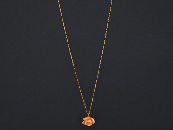 Chaine en or jaune, maille forçat, et son pendentif en corail et or ja