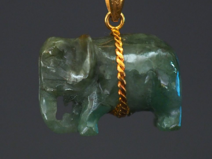 Pendentif en jadéite et or jaune en forme un éléphant. 1,5 x 2,2 cm Po