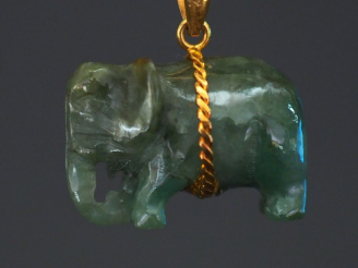 Vente aux enchères Pendentif en jadéite et or jaune en forme un éléphant. 1,5 x 2,2 cm Po