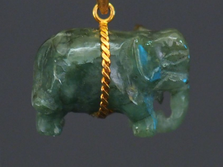 Pendentif en jadéite et or jaune en forme un éléphant. 1,5 x 2,2 cm Po