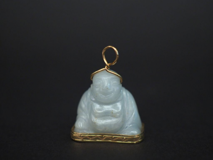 Pendentif en jadéite et or jaune figurant un Bouddha assis. H. sans la