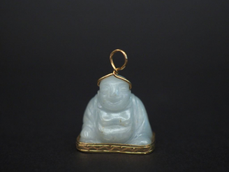 Vente aux enchères Pendentif en jadéite et or jaune figurant un Bouddha assis. H. sans la