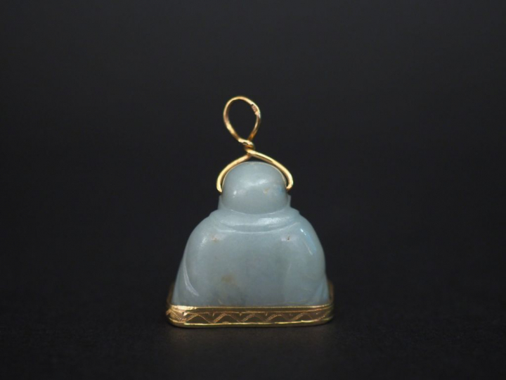 Pendentif en jadéite et or jaune figurant un Bouddha assis. H. sans la