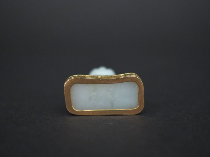 Pendentif en jadéite et or jaune figurant un Bouddha assis. H. sans la