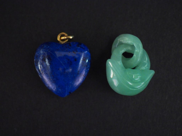 Ensemble comprenant :  - un pendentif en jadéite, en forme de panier. 