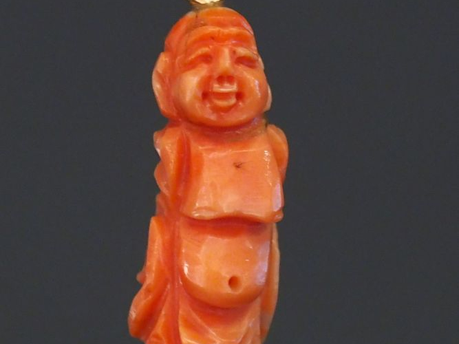 Pendentif de style Extrême-Orient en corail et or jaune, figurant un p