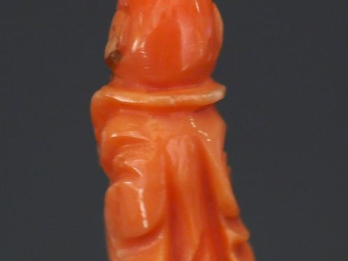 Pendentif de style Extrême-Orient en corail et or jaune, figurant un p