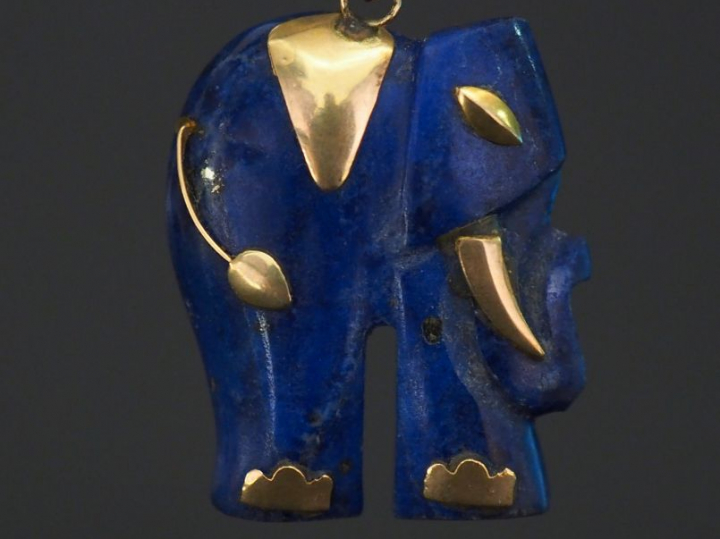 Pendentif en lapis lazuli et or jaune, en forme d'éléphant stylisé. 2,