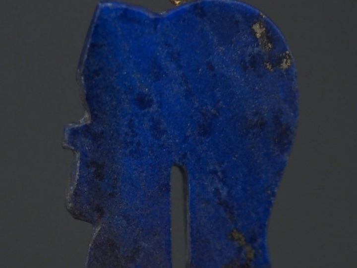 Pendentif en lapis lazuli et or jaune, en forme d'éléphant stylisé. 2,