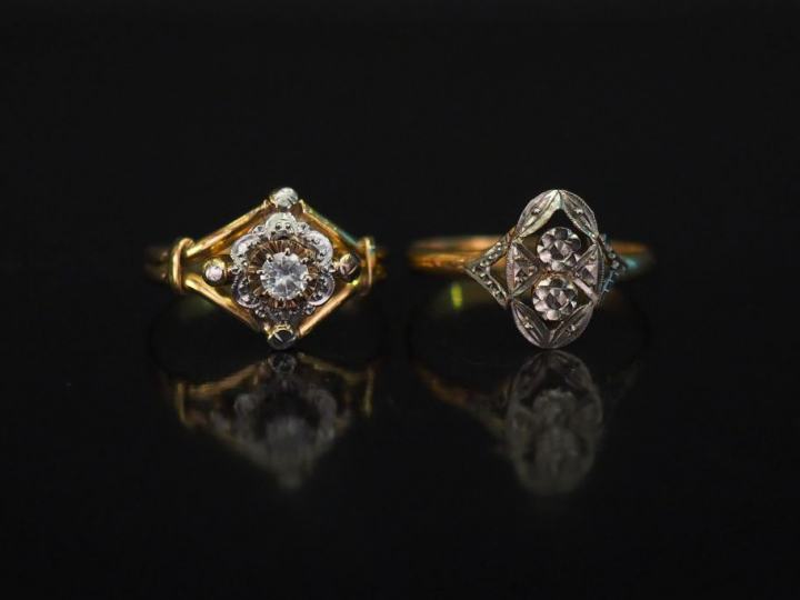 Ensemble comprenant :  - une bague en or jaune et or blanc, à décor aj
