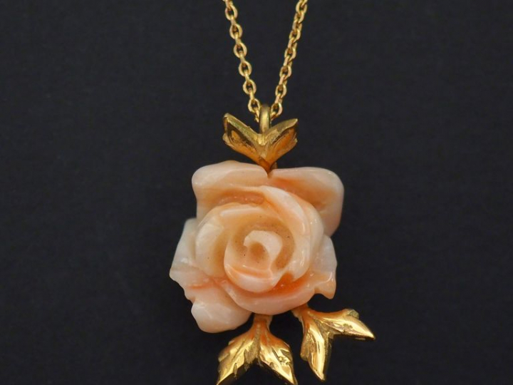 Chaine en or jaune, maille forçat, et son pendentif en or jaune et cor