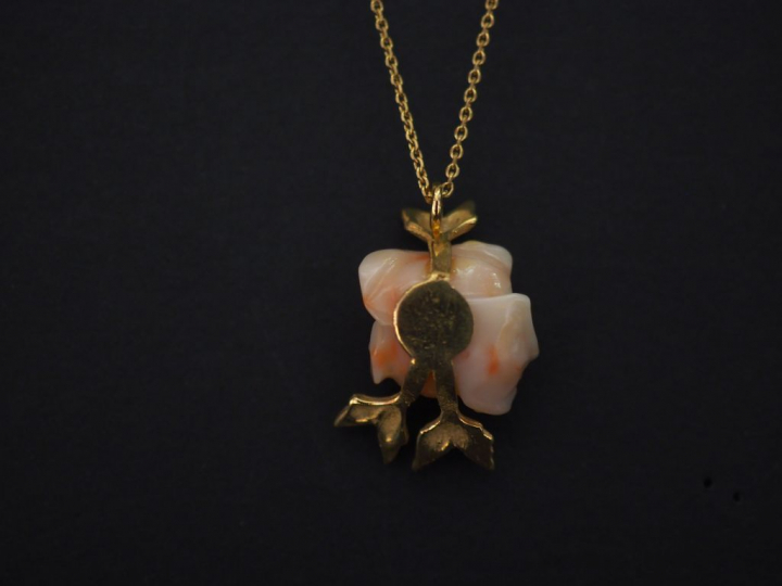 Chaine en or jaune, maille forçat, et son pendentif en or jaune et cor