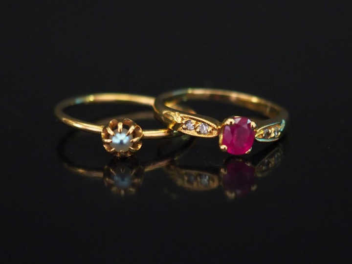 Ensemble comprenant :  - une bague en or jaune, sertie d'une perle. TD