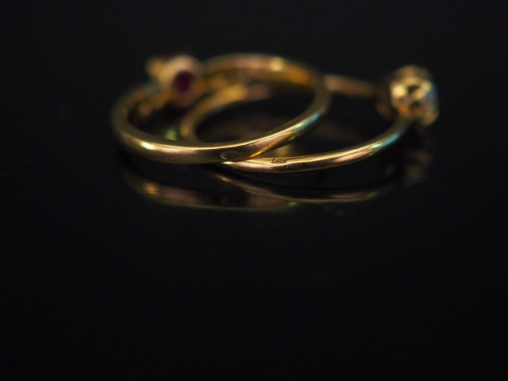 Ensemble comprenant :  - une bague en or jaune, sertie d'une perle. TD